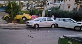 Απίστευτο τροχαίο στην Ηλιούπολη: Ταξί παραλίγο να βρεθεί στην αυλή πολυκατοικίας - Το εμβόλισε κλεμμένο ΙΧ