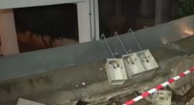 Κακοκαιρία: Εικόνες καταστροφής στον Άλιμο - Διαλύθηκε πρόσοψη πολυκατοικίας και άνδρας ανέβηκε στον ''ουρανό'' αυτοκινήτου