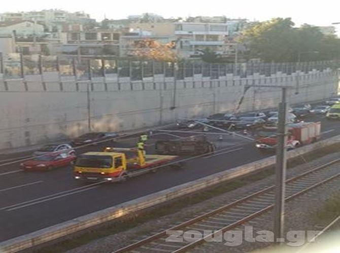 Τροχαίο στην Αττική Οδό - Αναποδογύρισε αυτοκίνητο