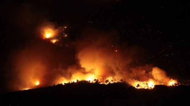 Φωτιά Υμηττός: Εκτός ελέγχου οι φλόγες -  Εκκενώνονται σπίτια