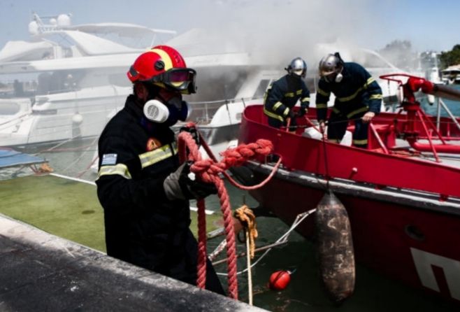 Γλυφάδα: Μεγάλη φωτιά στην μαρίνα! Καίγονται σκάφη