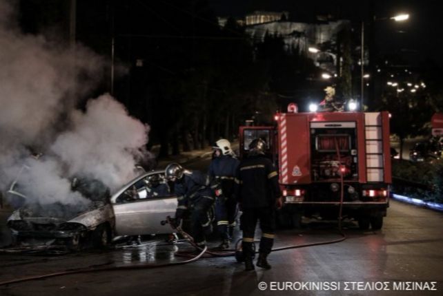 Πυρκαγιά σε 3 αυτοκίνητα στην Αθήνα 