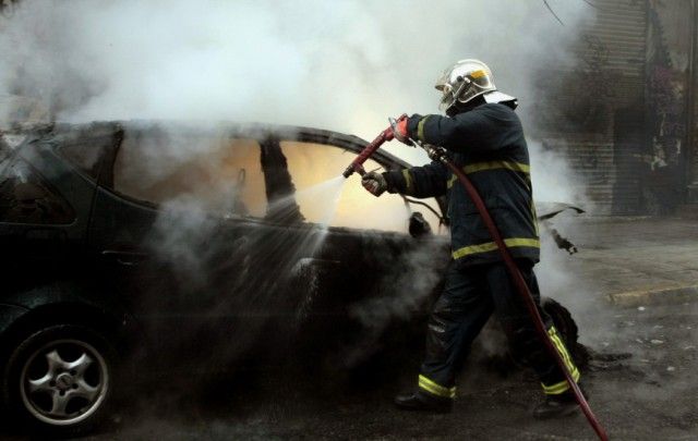 Μπαράζ εμπρησμών την νύχτα σε αυτοκίνητα σε περιοχές της Αττικής