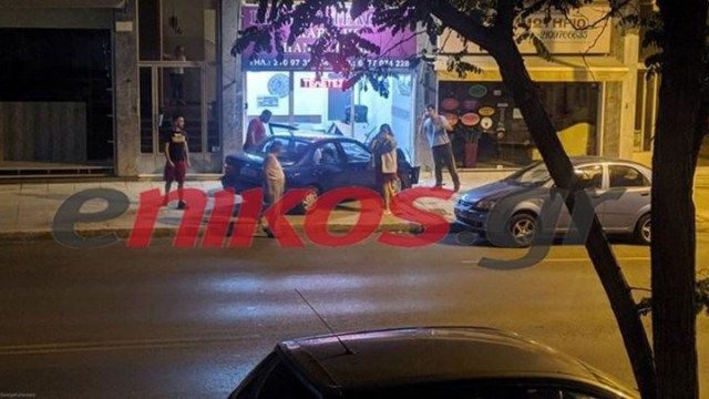 Ηλιούπολη: Αυτοκίνητο έπεσε με ταχύτητα σε βιτρίνα μαγαζιού (ΦΩΤΟ αναγνώστη)