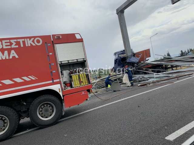 Φοβερό τροχαίο στο Σχηματάρι! Σμπαράλια ένα φορτηγό και ένα ΙΧ - Ένας νεκρός (pics)