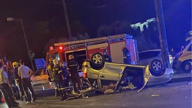 Τροχαίο στην Λ. Αμαλίας με απεγκλωβισμό ατόμων