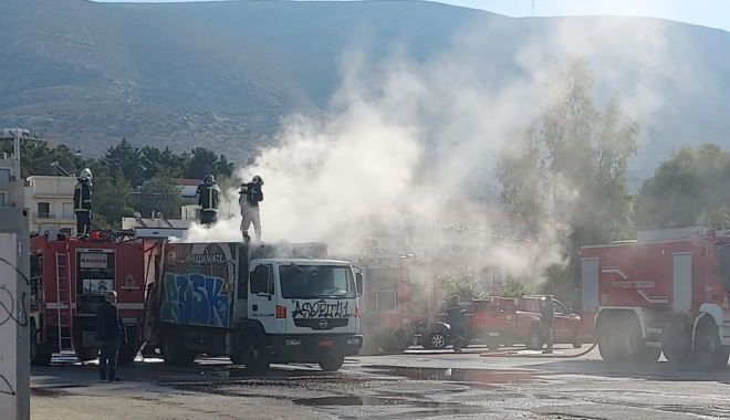 Φλέγεται απορριμματοφόρο του Δήμου Ηλιούπολης.