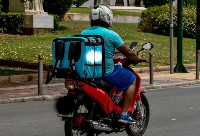 Καύσωνας: Ποιες ώρες απαγορεύεται η εξωτερική εργασία