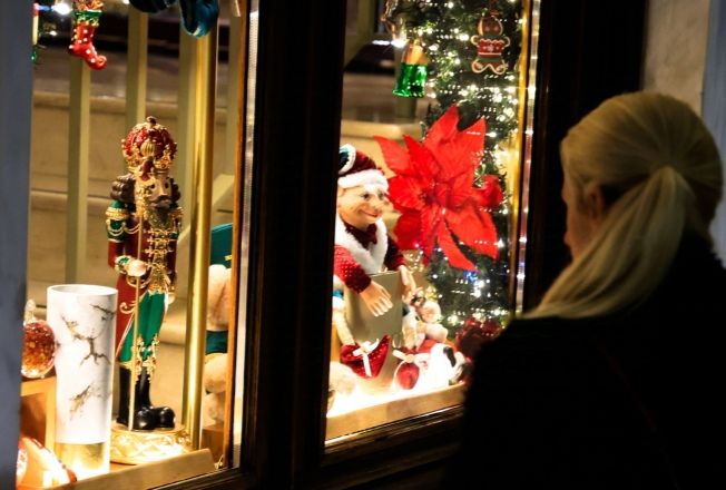 Εορταστικό ωράριο: Πότε ξεκινά και ποιες Κυριακές ανοίγουν τα καταστήματα