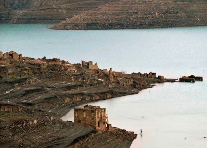 Κίνδυνος λειψυδρίας στην Αττική - Πέφτει η στάθμη της λίμνης του Μόρνου, αποκαλύφθηκε το βυθισμένο χωριό Κάλλιο