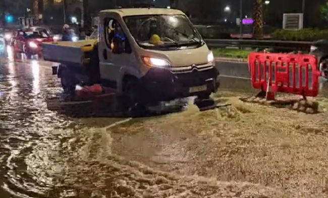 Η Ποσειδώνος πλημμύρισε και πάλι με βοθρολύματα - Τινάχθηκε καπάκι λόγω της βροχής