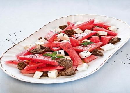 Η συνταγή της ημέρας:''Καρπούζι με φέτα, χαρουποπαξίμαδα και μαυροκούκι''