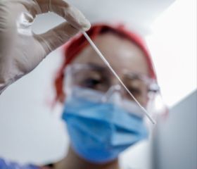 Κορονοϊός: ''Καμπανάκι'' για την έξαρση του ιού μέσα στο καλοκαίρι - 300 αντιιικά την ημέρα χορηγούν ξανά οι γιατροί