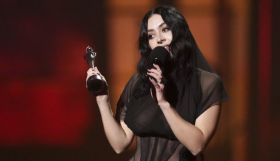 BRIT Awards 2025: Η Charli XCX σάρωσε τα βρετανικά μουσικά βραβεία