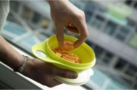 Tupperware: Τέλος εποχής μετά από 86 χρόνια - Ο χημικός κύριος Τάπερ και οι επιδείξεις που άφησαν εποχή