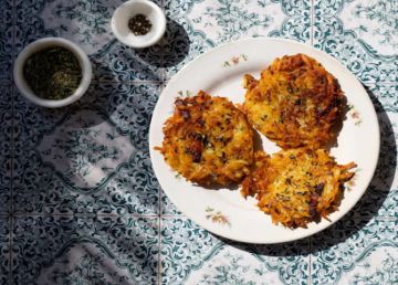 Η συνταγή της ημέρας: ''Τηγανίτες πατάτας (latkes) με απάκι και γραβιέρα''